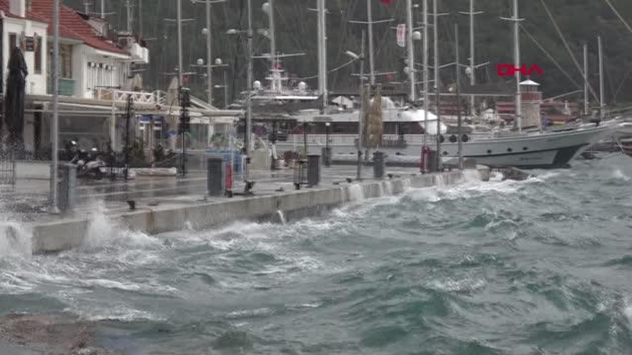 Marmaris'te kuvvetli rüzgar hayatı olumsuz etkiledi