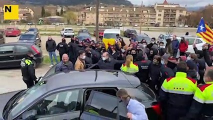 Enfarinen militants de Vox a Solsona