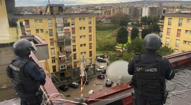 Arzano sotto assedio dei carabinieri dopo agguato al bar. Arrestato affiliato al clan Amato-Pagano (27.11.21)