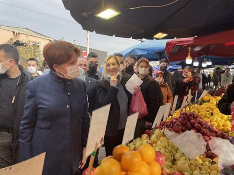 İYİ Parti Genel Başkanı Akşener, Sakarya'da pazar esnafını ziyaret etti