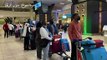 السياح يسارعون إلى مطار جوهانسبرغ بعد إعلان دول عدة تعليق الرحلات من جنوب إفريقيا