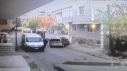 SULTANBEYLİ'DE MİNİBÜSÜN ÇARPTIĞI KİŞİ YARALANDI... KAZA ANI KAMERADA