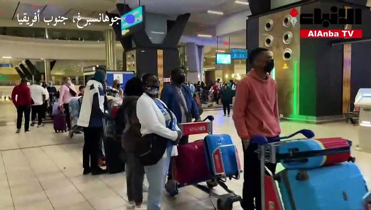 السياح يسارعون إلى مطار جوهانسبرغ بعد إعلان دول...