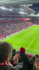 Download Video: Football : Un enfant vole un ballon du match Liverpool-Porto