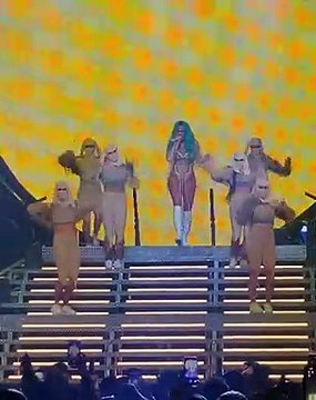 Karol G rompe en llanto tras fuerte caída en concierto