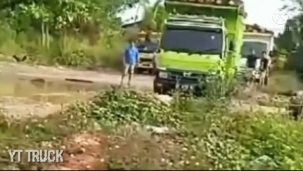 Mobi truk oleng dan terbalik