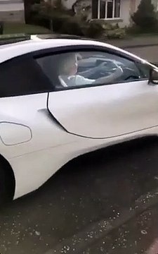 Pas simple de sortir de sa voiture de sport