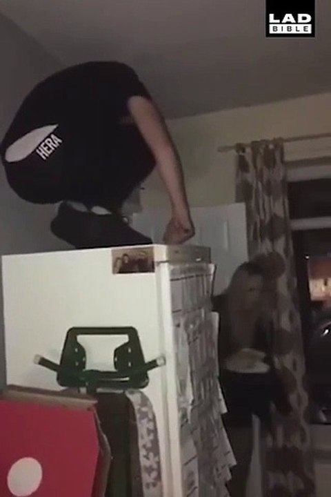 Il veux faire une blague très risquée... Enorme gamelle