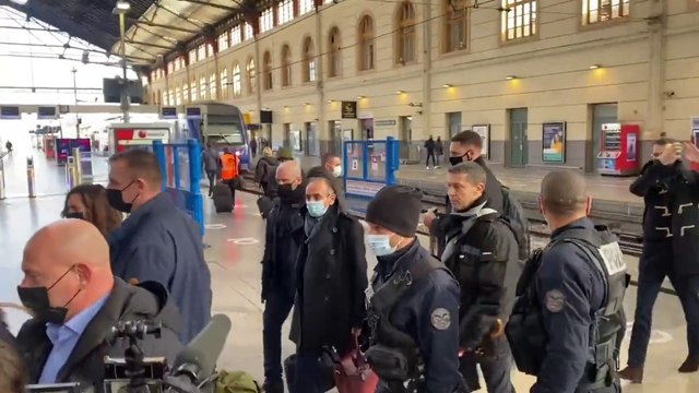 Éric Zemmour escorté en gare de Marseille devant les huées de militants antifascistes