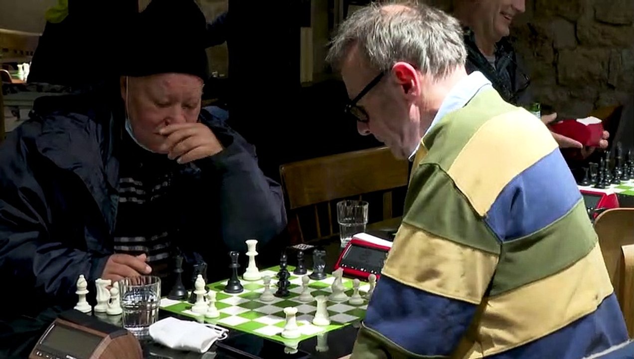A Paris, un bar à échecs se passionne pour le championnat du monde
