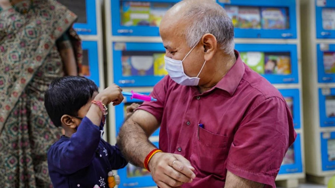 Delhi: Manish Sisodia explains Business Blasters Program