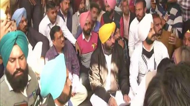 Kejriwal joins protest of contractual teachers in Mohali