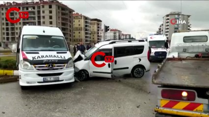 Öğrencileri taşıyan minibüs kazaya karıştı: 11 yaralı