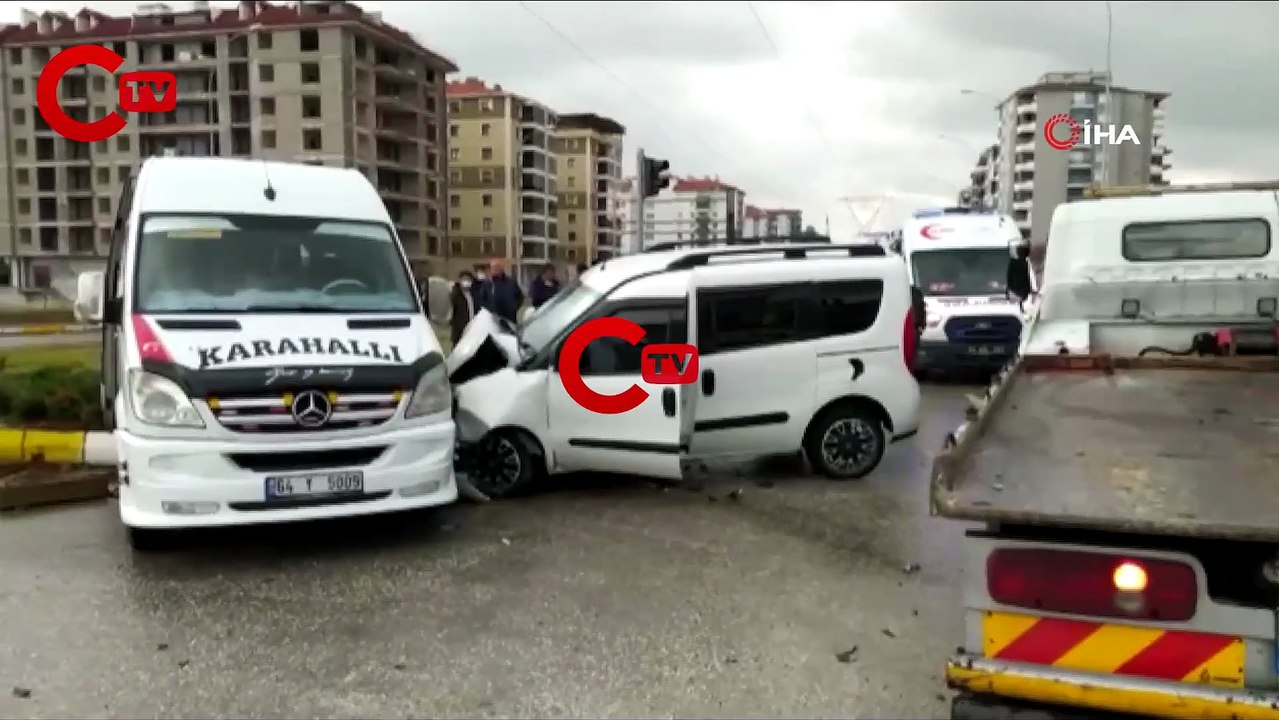 Öğrencileri taşıyan minibüs kazaya karıştı: 11 yaralı