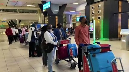 "Омикрон": сотни туристов застряли в ЮАР