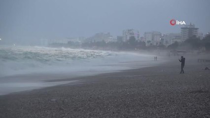 Dünyaca ünlü sahil dev dalgalara teslim oldu