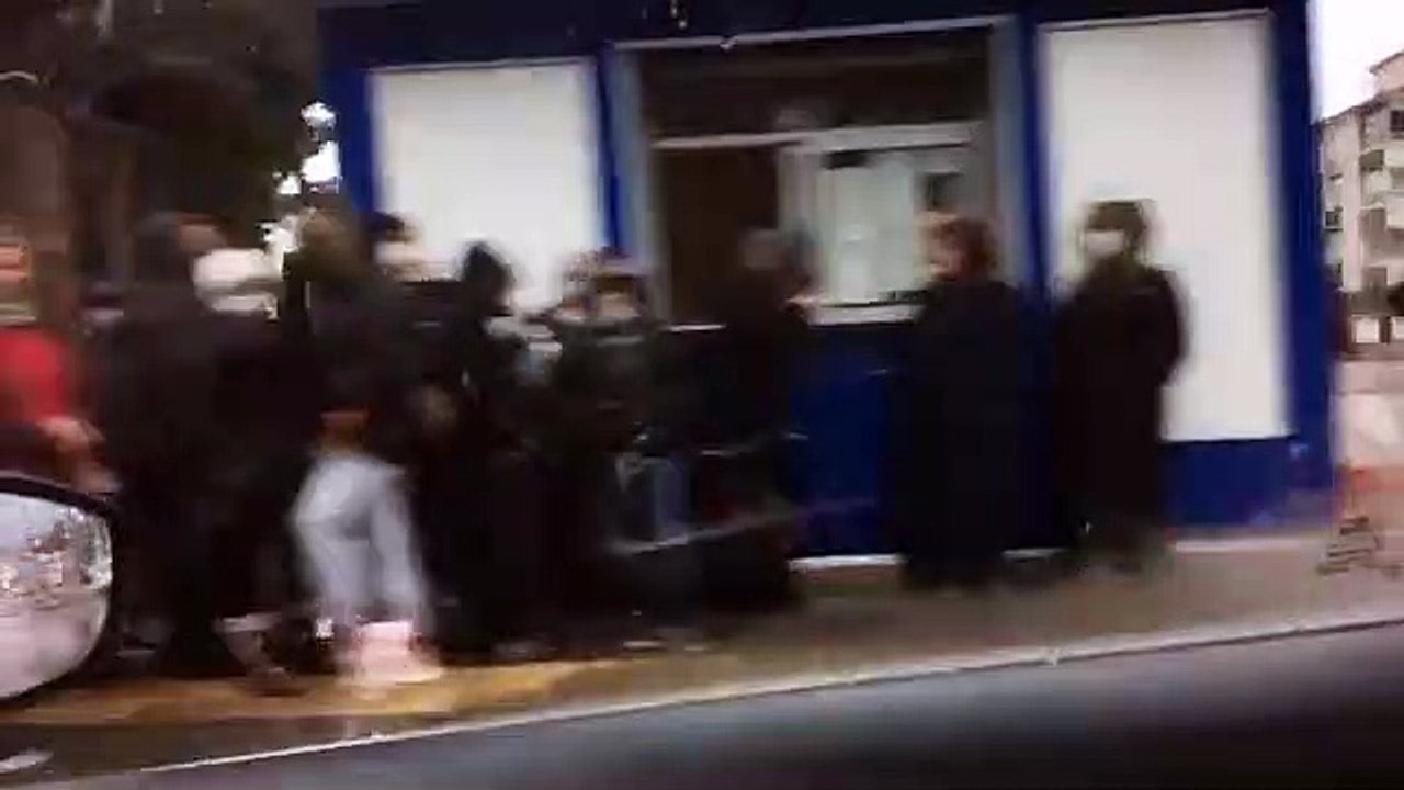 Türkiye manzaraları: Ankara'da yağmur altında metrelerce uzunlukta Halk Ekmek kuyruğu!