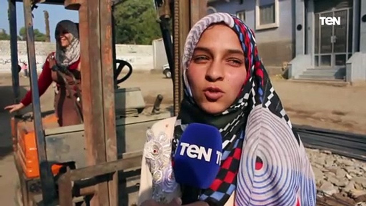 بنات الأصول"..."رباب ورحاب"..توأمان تعملان على لودر لنقل الأسمنت والحديد لمساعدة والدهما بالمنيا"