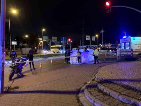 Karşıdan karşıya geçmeye çalışan yaşlı kadın tankerin altında kaldı