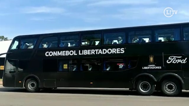 Delegação do Palmeiras chega ao Estádio Centenário para a final da Libertadores