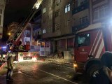 Bağcılar'da 5 katlı binanın çatısında korkutan yangın