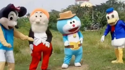 Atraksi Joget Para Badut Lucu