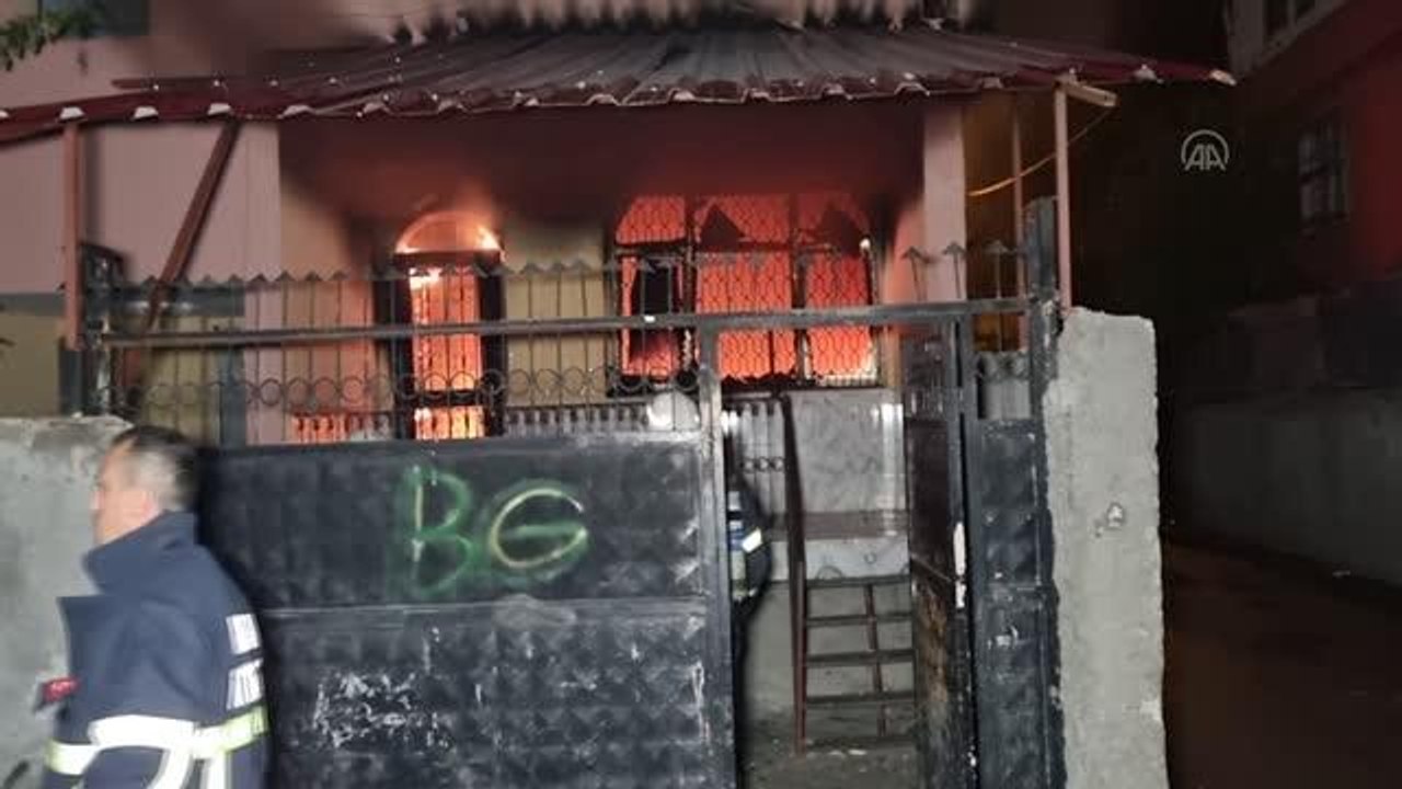 Son dakika haberleri: Müstakil ev, yangın sonucu kullanılamaz hale geldi