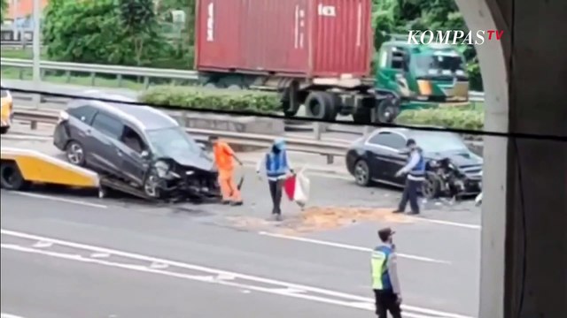 Kronologi Pengemudi Sedan Lawan Arus di Jalan Tol Hingga Berakibat Tabrakan Beruntun