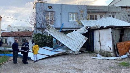 Lodos ne tuttuysa aldı götürdü! Sabah kalkanlar evlerinin çatısını bulamadı
