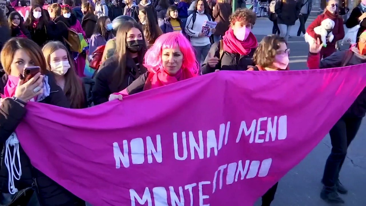 Protestas masivas en Roma y Estambul contra la violencia de género al grito de "ni una menos"