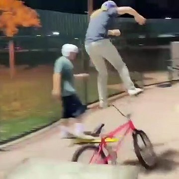 Bisiklet denge uzmanı ağızları açıkta bıraktı! Kimse böylesini görmedi