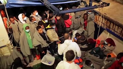 Sea Watch desembarca a 400 migrantes en Italia tras días buscando un puerto seguro