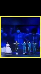 İstanbul'da konser veren K-Pop grubu A.C.E.'den 'Squid Game' kostümüyle 'Erik Dalı'