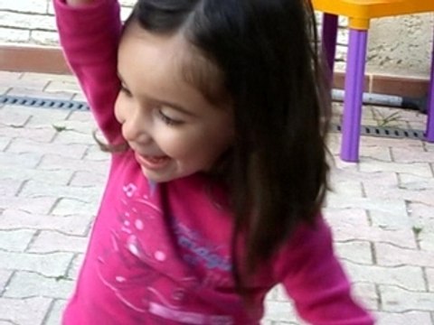 ILONA JOUE AVEC LES CHIENNES EN MOTO