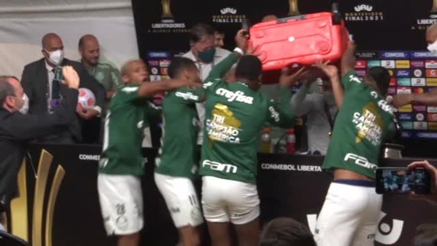Ferreira arrosé par ses joueurs en pleine conférence de presse
