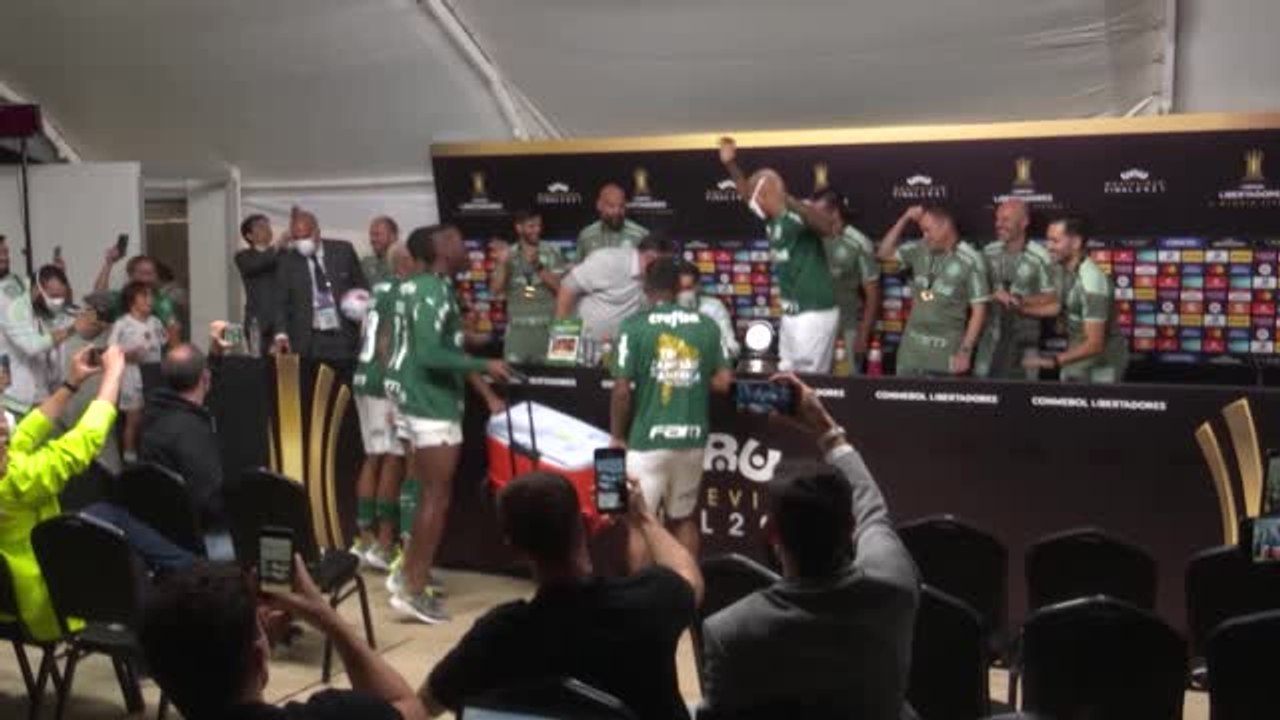 Dusche gefällig? Palmeiras-Coach wird nass gemacht