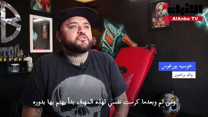 طفل مكسيكي يبلغ 11 عامًا يرسم الوشوم لزبائن في مشغل والده