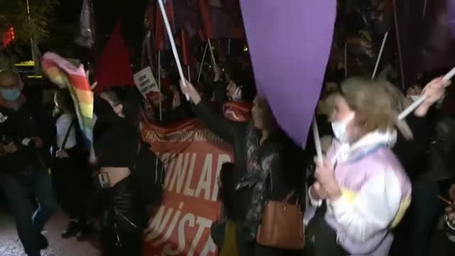 Miles de mujeres salen a las calles de Estambul para conmemorar el Día Internacional para la Eliminación de la Violencia contra la Mujer