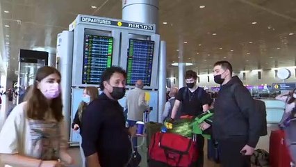 Omicron, Israele e Gran Bretagna si blindano. La variante fa tremare l'Europa