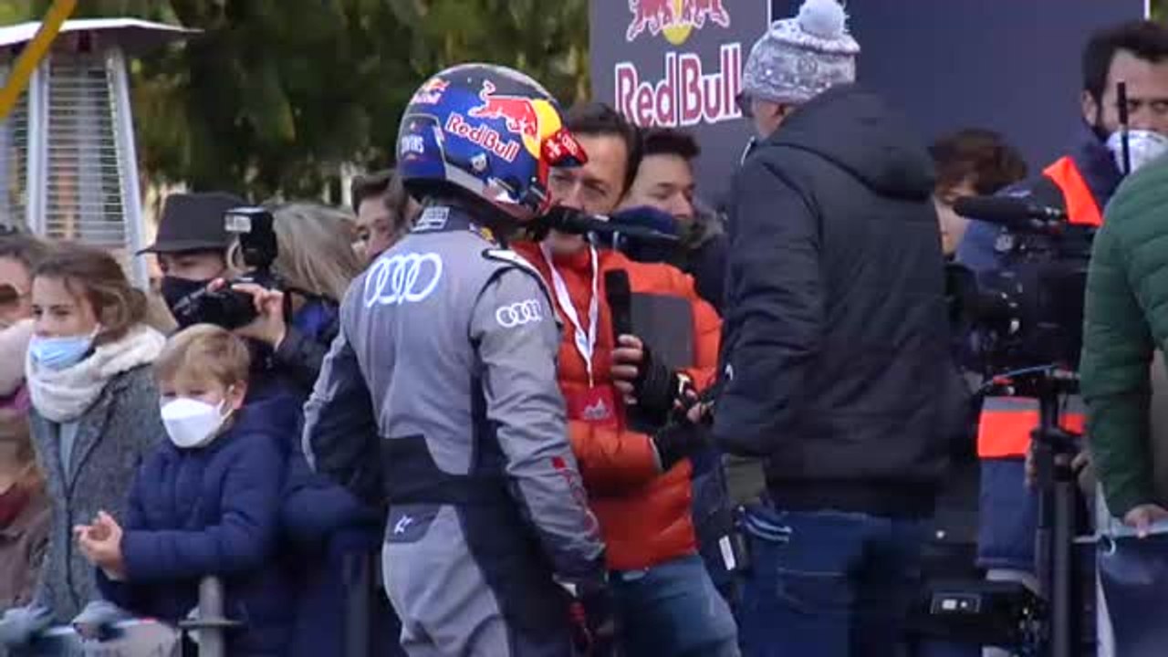 Carlos Sainz se exhibe en Madrid y avisa: "Tengo un plan para ganar el Dakar"