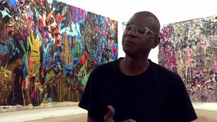 Mark Bradford olha para "A Caça do Unicórnio" em Serralves