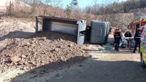 골프 공사현장에서 25t 화물차 전복...60대 운전자 숨져 / YTN
