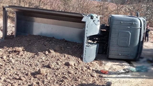 골프 공사현장에서 25t 화물차 전복...60대 운전자 숨져 / YTN