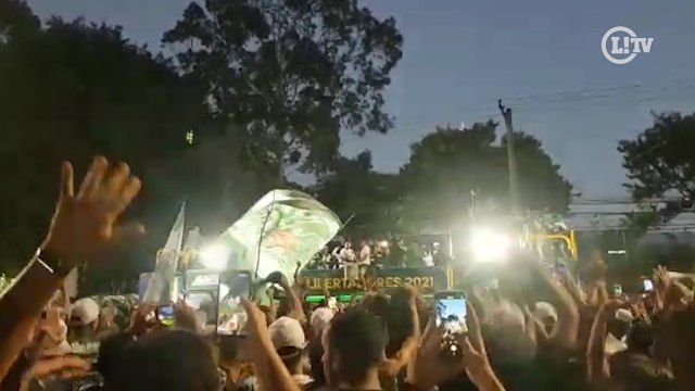 Time do Palmeiras comemora tricampeonato da Libertadores em trio elétrico junto da torcida