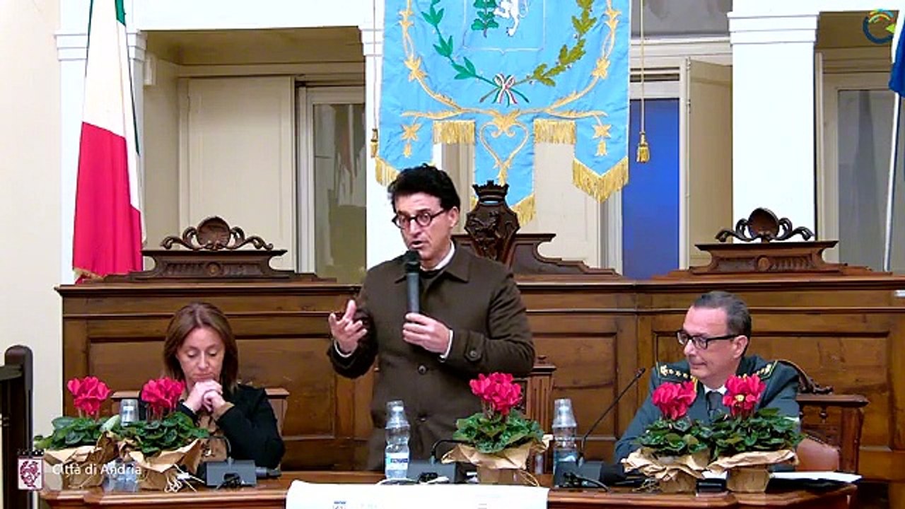 Andria: dai truffatori del Reddito agli evasori, il colonnello della Finanza discute di legalità in Sala consiliare - VIDEO