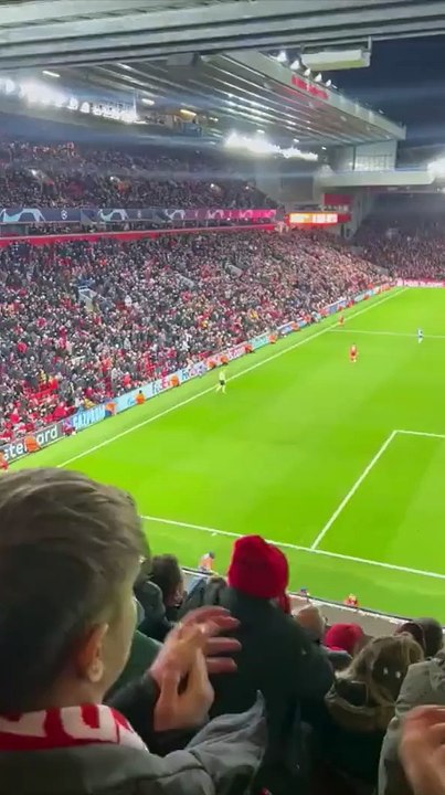 Un enfant vole un ballon du match Liverpool-Porto