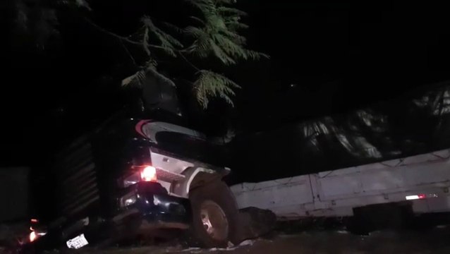 Carreta perde o freio e veículo tomba na Rua Machado de Assis