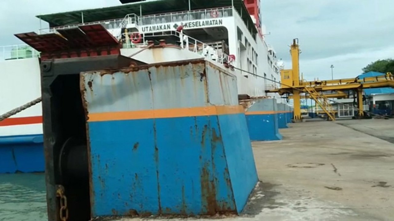Cuaca Buruk, Sejumlah Kapal di Pelabuhan Merak Gagal Sandar hingga Tabrak Dermaga