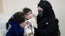 Afgan aile, anne ve babasından ayrılan Muhammed bebeğe kucak açtı