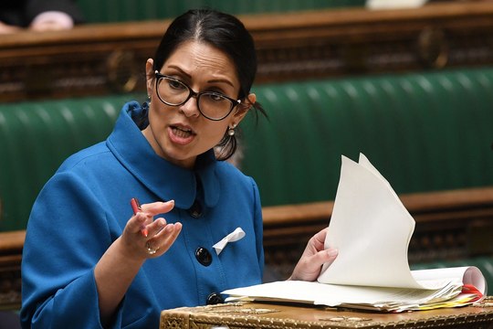 بريطانيا تعتزم إجراء محادثات عاجلة مع الأوروبيين بشأن طالبي اللجوء